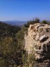 Mur en ruine et vue depuis le castrum
