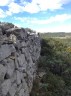 Un beau mur de pierre sèche sur une corniche