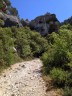 Chemin caillouteux et blocs rocheux caractéristiques