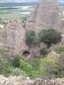 Une grotte se creuse dans le bas