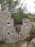 Une pièce du château avec banc de pierre