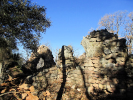 * Le castrum Saint-Michel à Trets