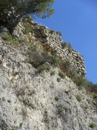 Au pied du rocher de Castellas