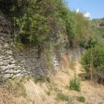 L'aqueduc servant de mur de soutènement